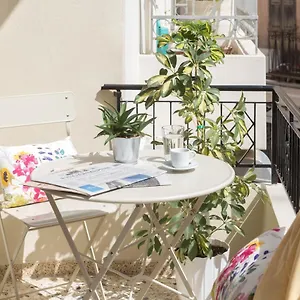 κάντε κράτηση εδώ